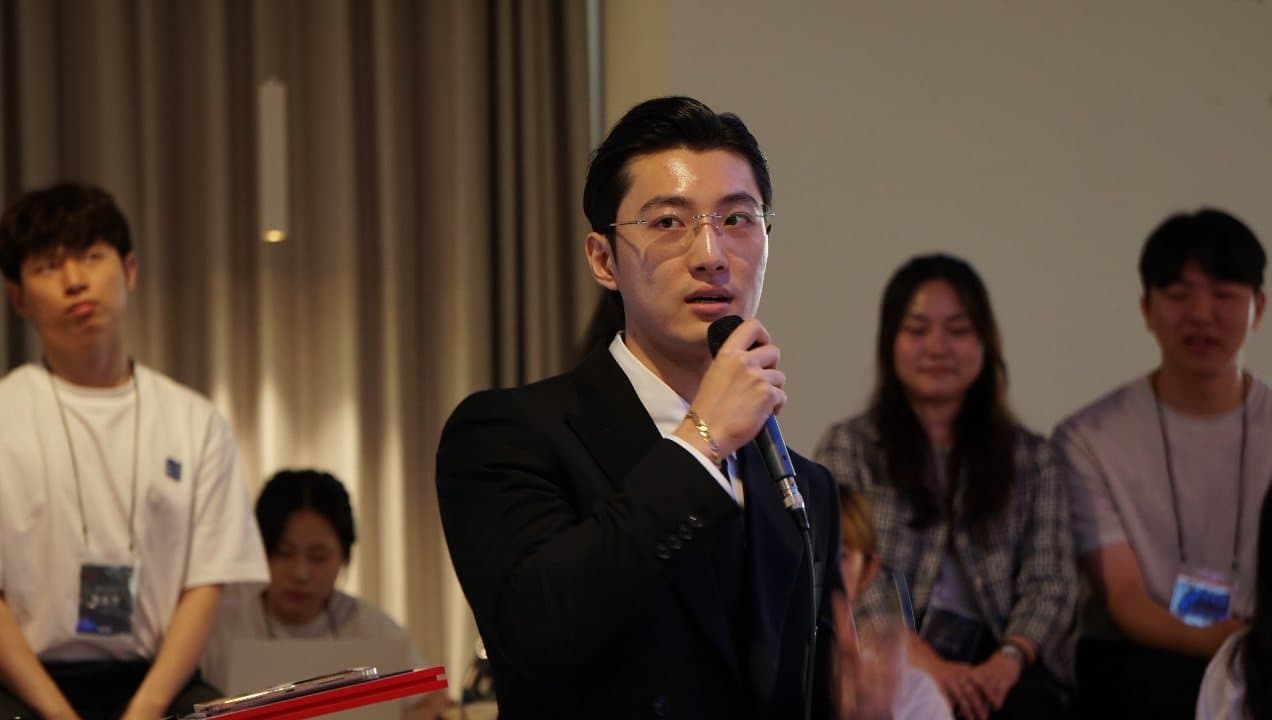 데모데이 무대에서 마이크를 잡은 발표자